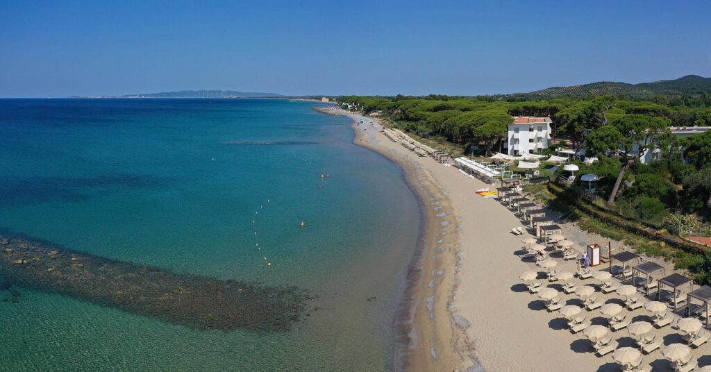 11-Pano-spiaggia Panoramica sul mare e sulla spiaggia privata del The Sense Experience Resort in Toscana