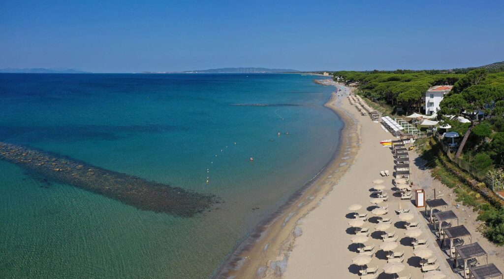 13-Pano-spiaggia Panoramica sul mare e sulla spiaggia privata del The Sense Experience Resort in Toscana