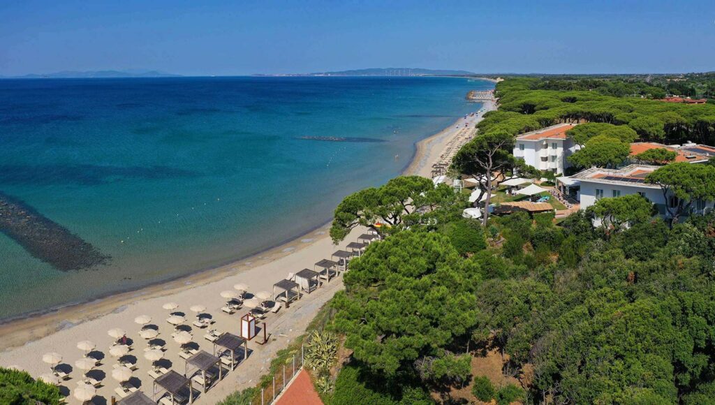 19-Spiaggia-e-pineta Panoramica sul mare e sulla spiaggia privata del The Sense Experience Resort in Toscana