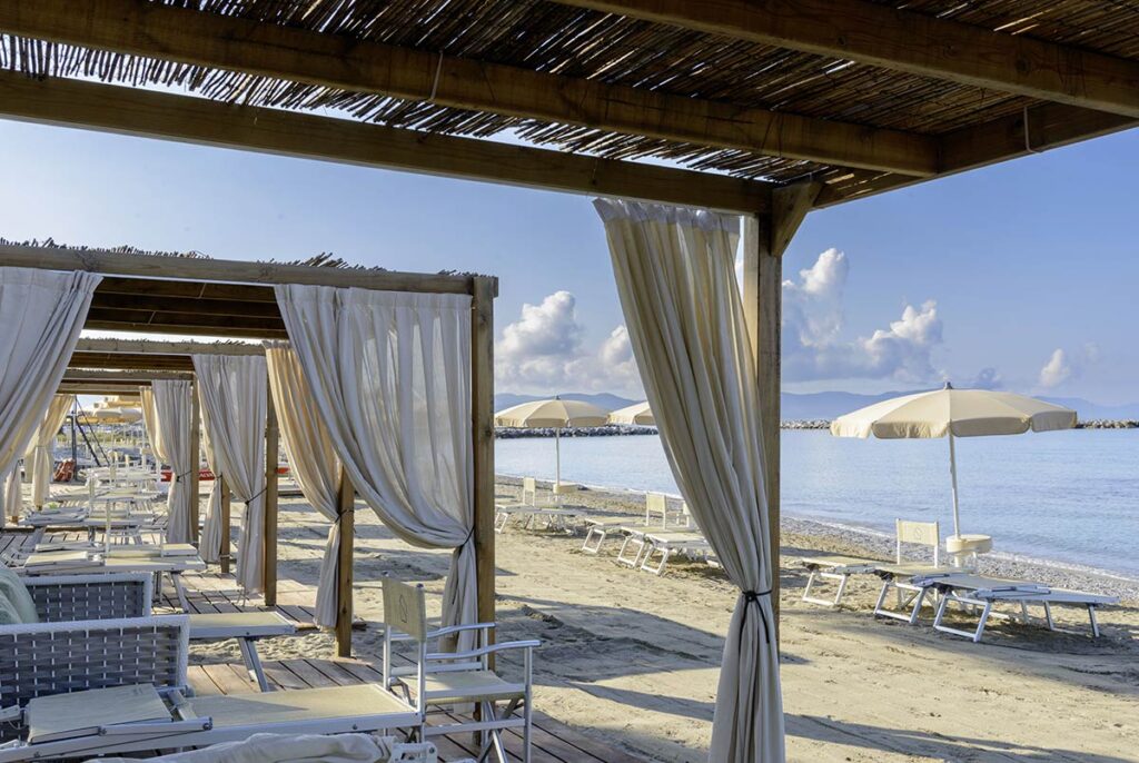 beach-club-spiaggia-the-sense-resort-toscana-231030-6 Spiaggia privata in Maremma Toscana