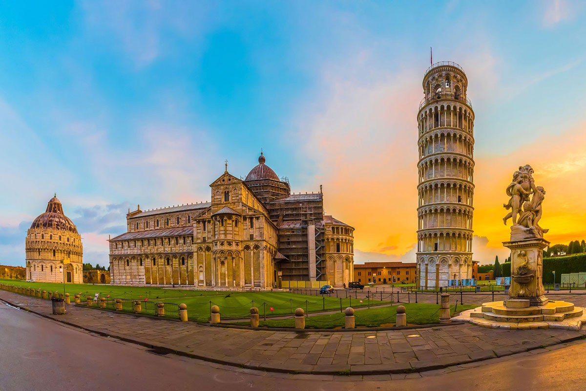 Piazza Anfiteatro a Lucca: come nasce una delle piazze più belle della  Toscana