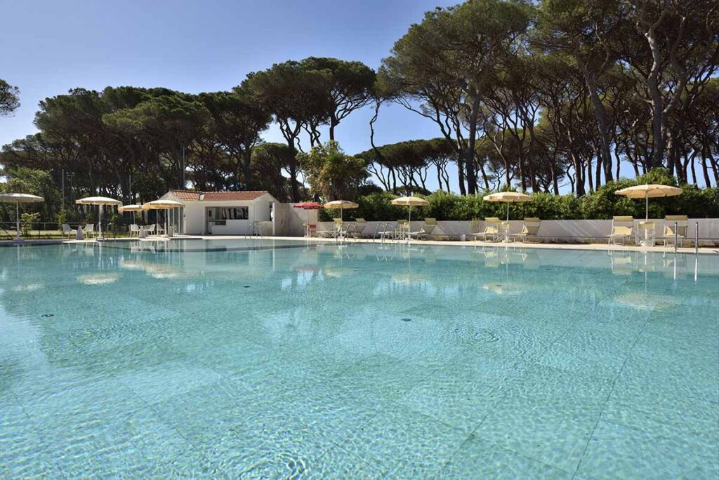 piscina-esterna-resort-maremma