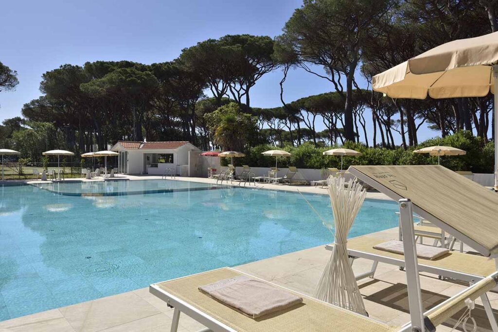 piscina-lettini-ombrellone-resort-toscana